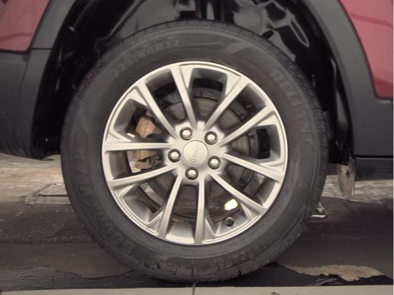 Used 2019 Velvet Red Pearlcoat Jeep Latitude Plus image 26