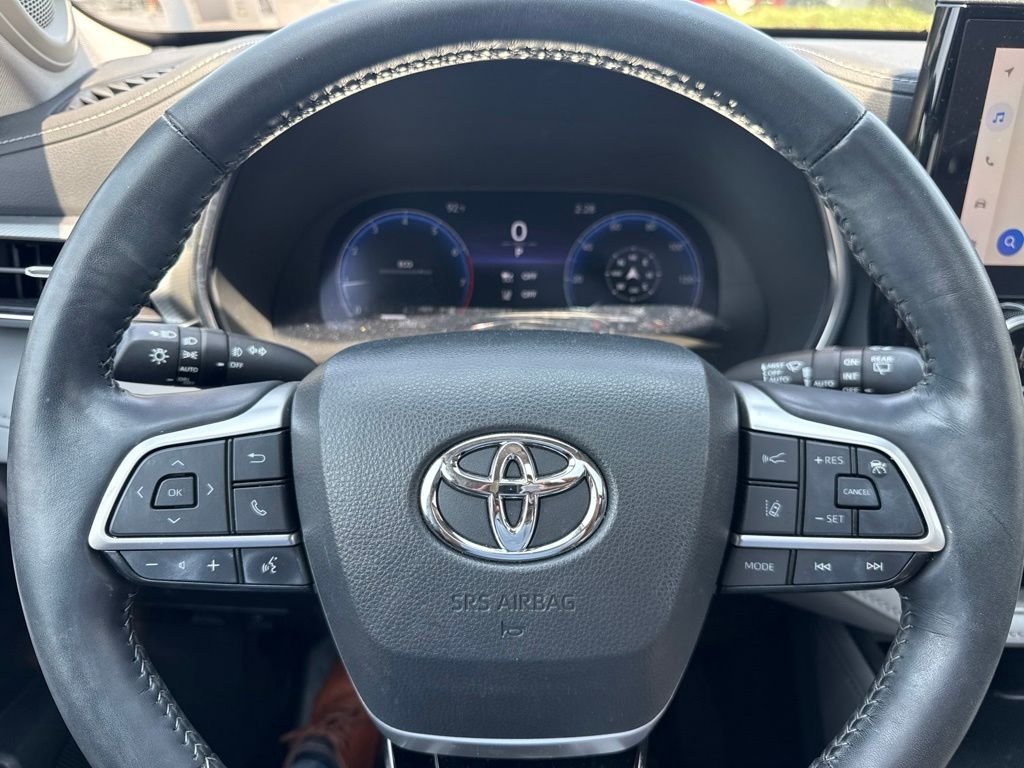 Used 2023 Silver Toyota Platinum image 14