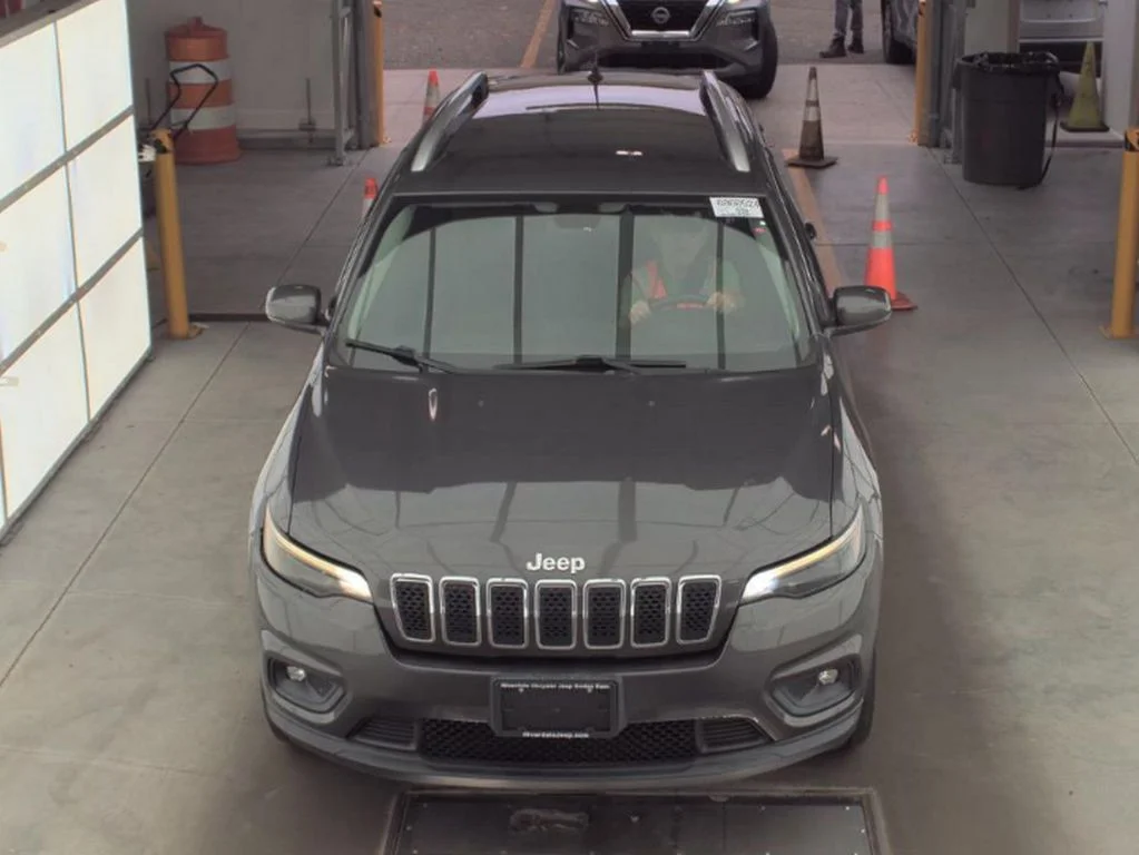 Used 2019 Gray Jeep Latitude Plus image 2