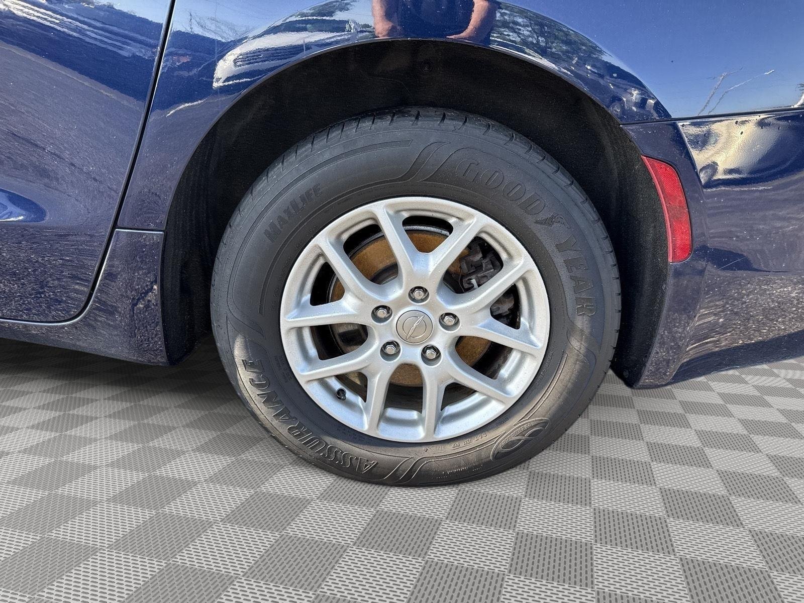 Used 2017 Jazz Blue Pearlcoat Chrysler Touring image 17