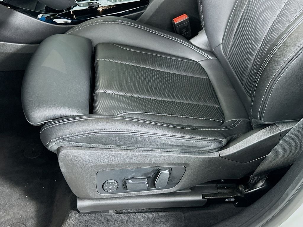 Used 2024 Mineral White Metallic BMW sDrive30i image 20