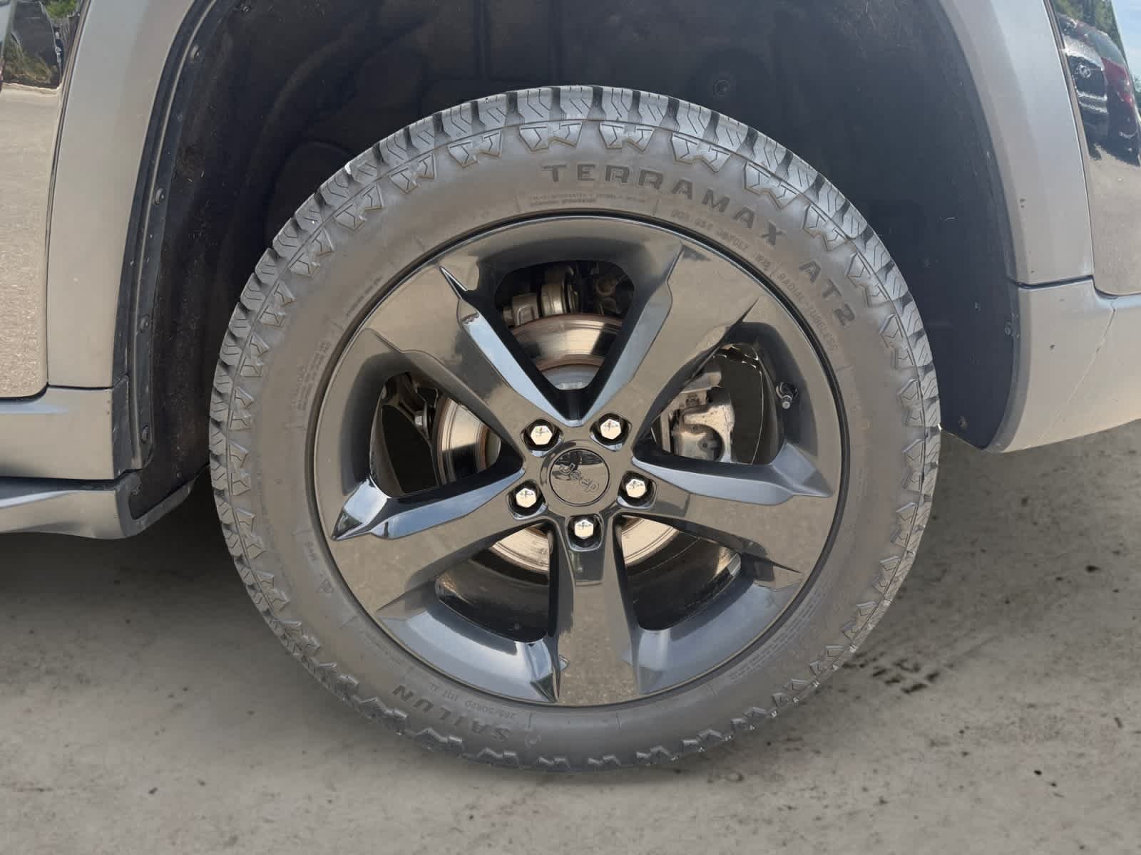 Used 2024 Diamond Black Crystal Pearl Jeep Limited image 9