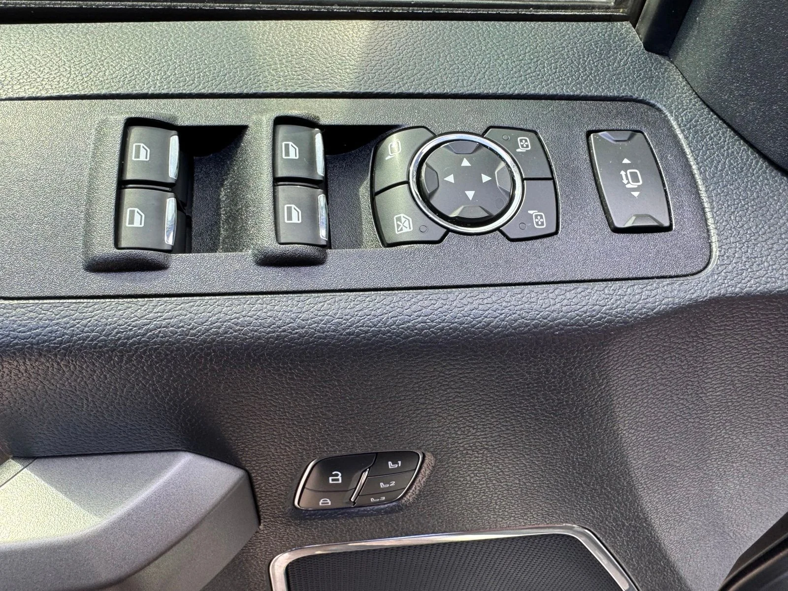 Used 2022 White Ford Platinum image 19