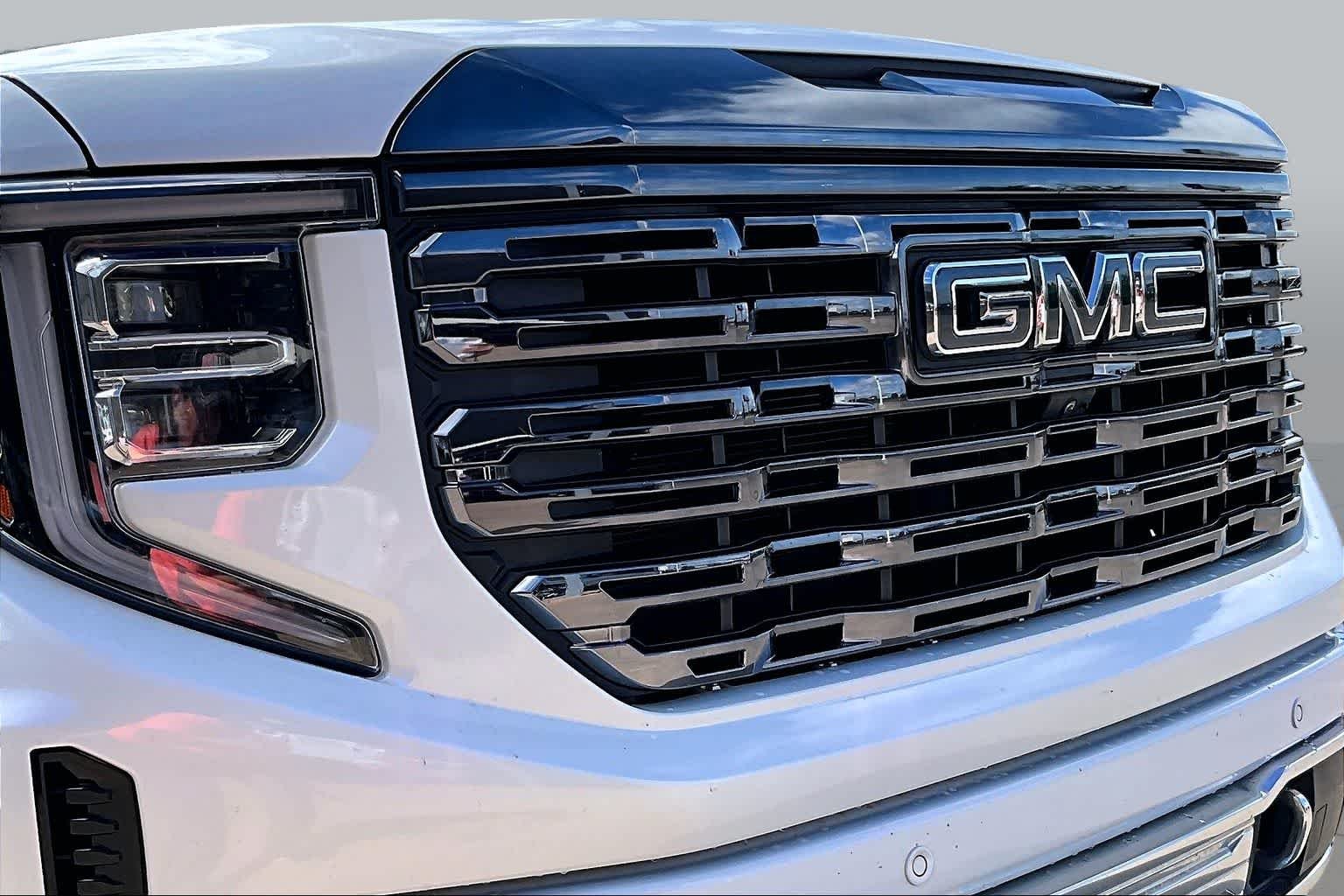 Used 2023 White Frost Tricoat GMC Denali Ultimate image 29