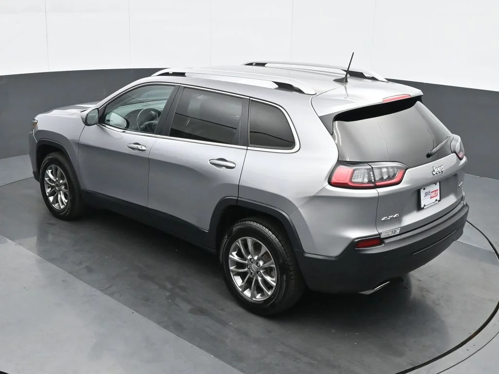 Used 2019 Silver Jeep Latitude Plus image 19