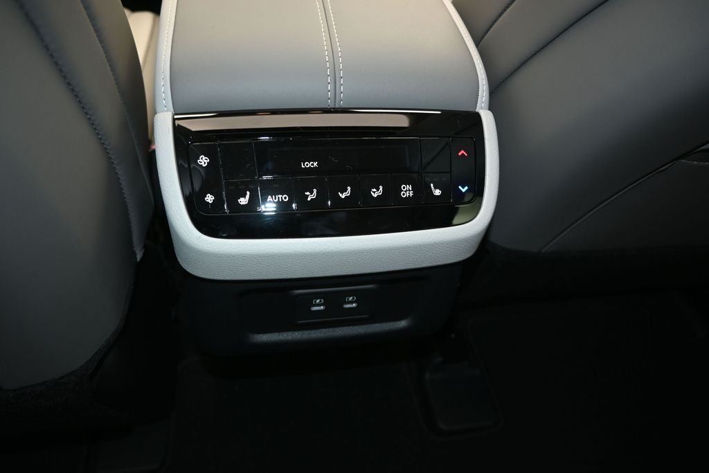 New 2027 RADIANT WHITE INFINITI Luxe FWD image 19