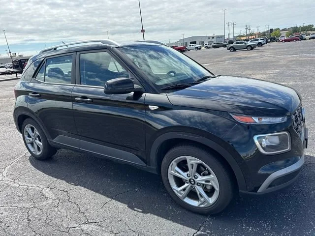 Used 2025  Hyundai SEL image 3