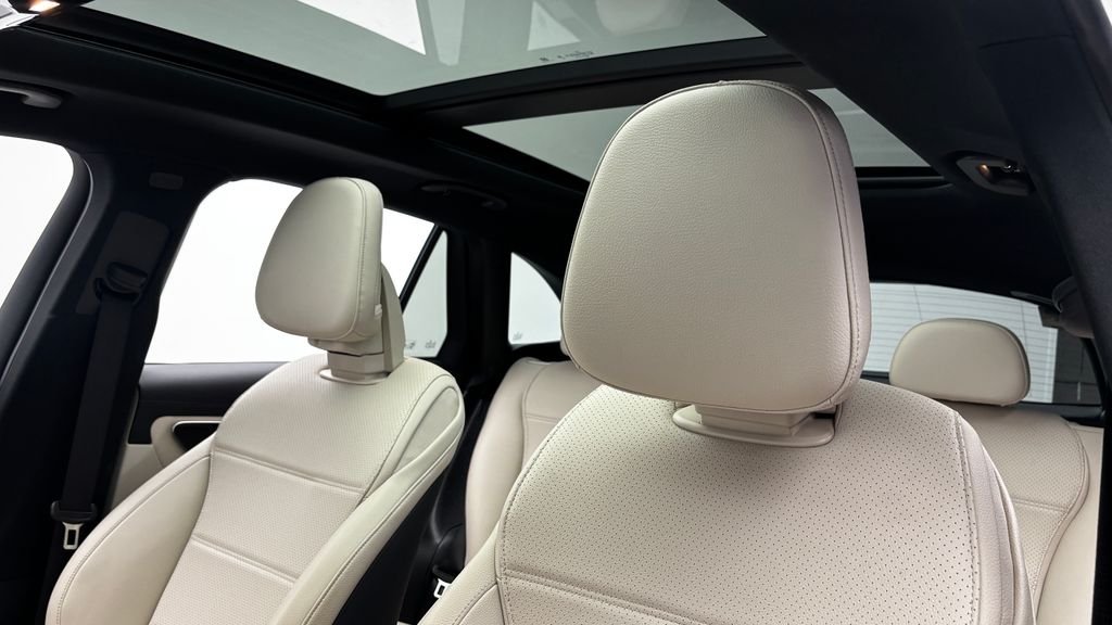 Used 2025 White Mercedes-Benz GLC 300 image 23