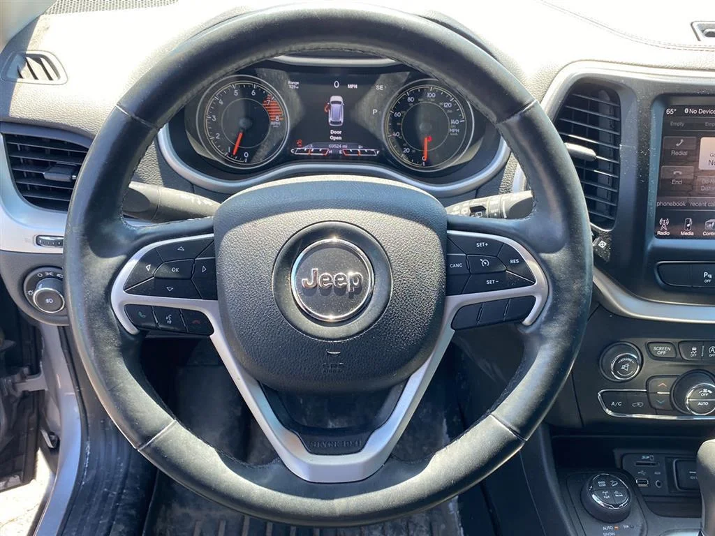 Used 2018 Billet Silver Metallic Clearcoat Jeep Trailhawk image 12