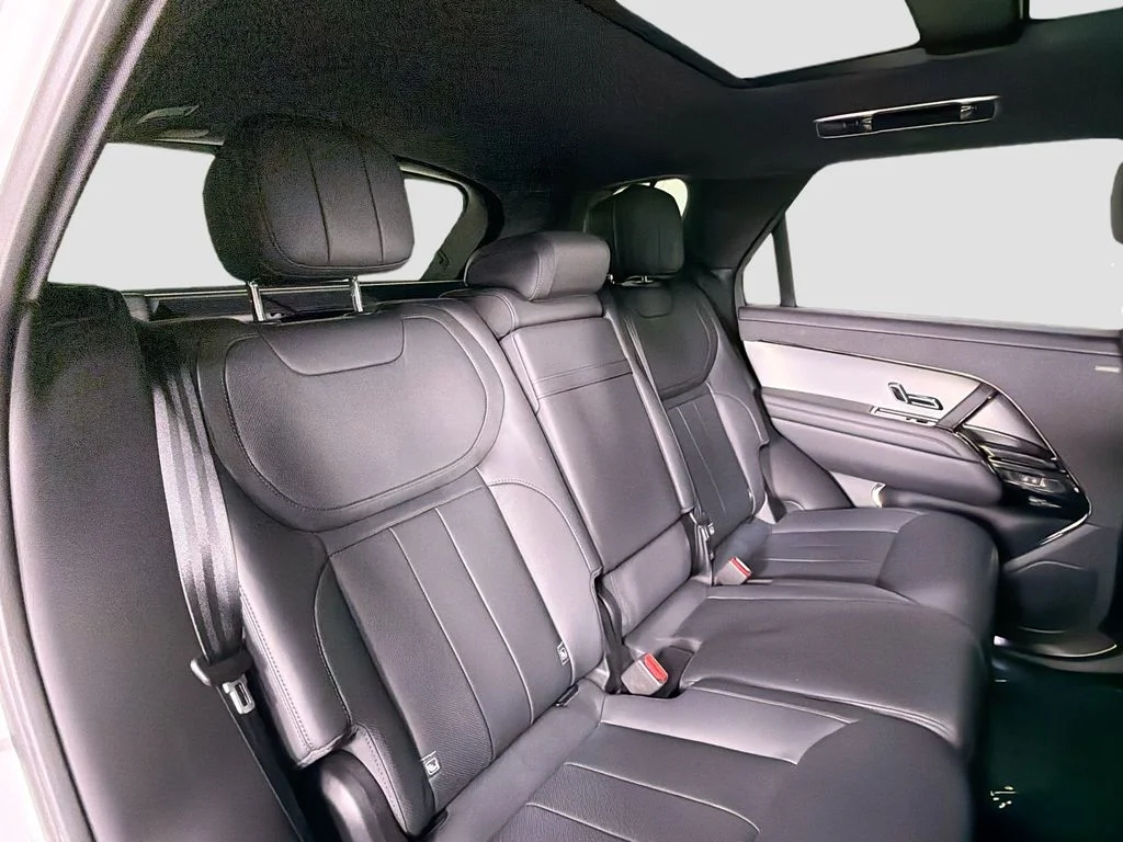 Used 2023 Fuji White Land Rover SE Dynamic image 29