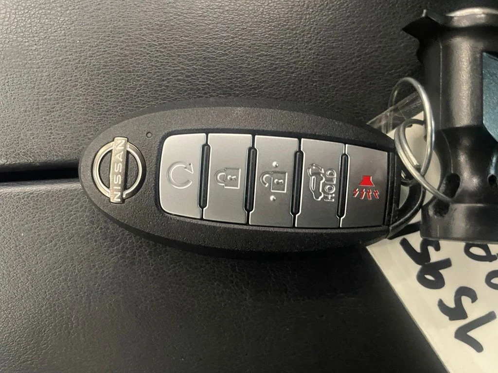 Used 2022 Silver Nissan Platinum image 19