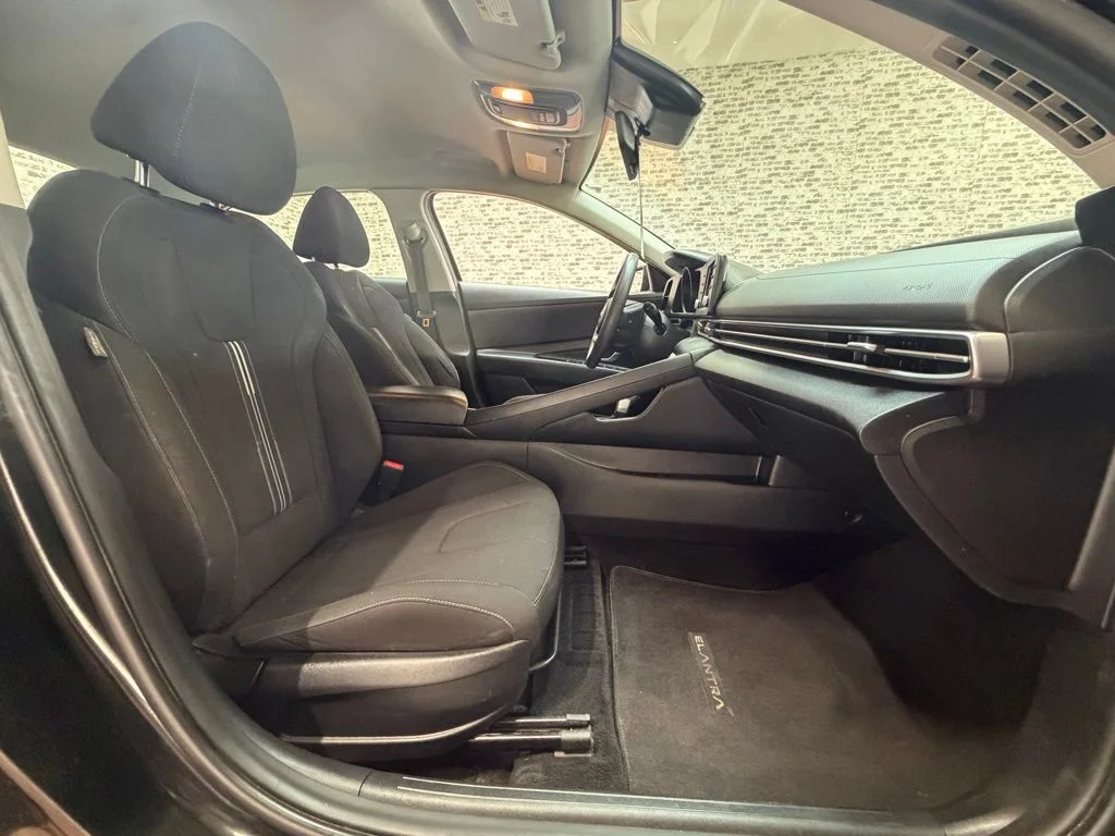 Used 2023 Phantom Black Hyundai SEL image 9