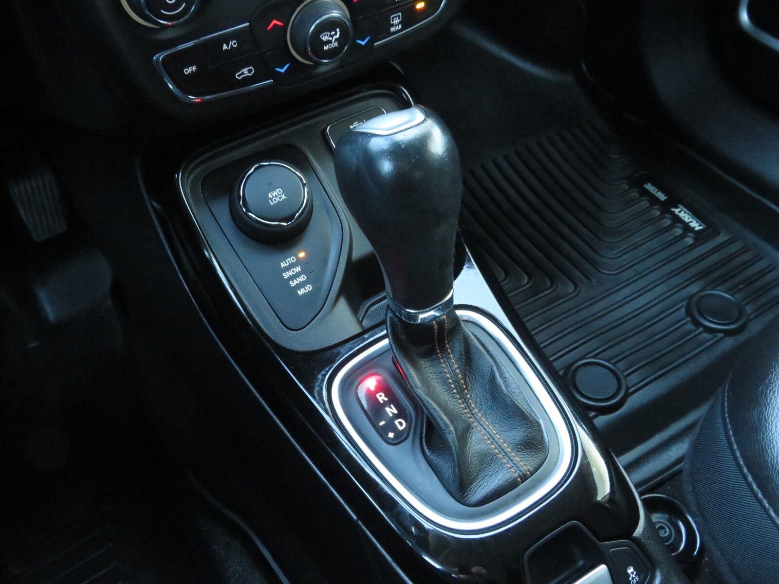 Used 2019 Diamond Black Crystal Pearlcoat Jeep Limited image 31