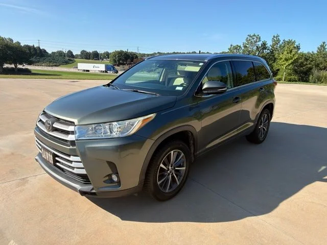 Used 2018 Jade Metallic Toyota XLE image 3