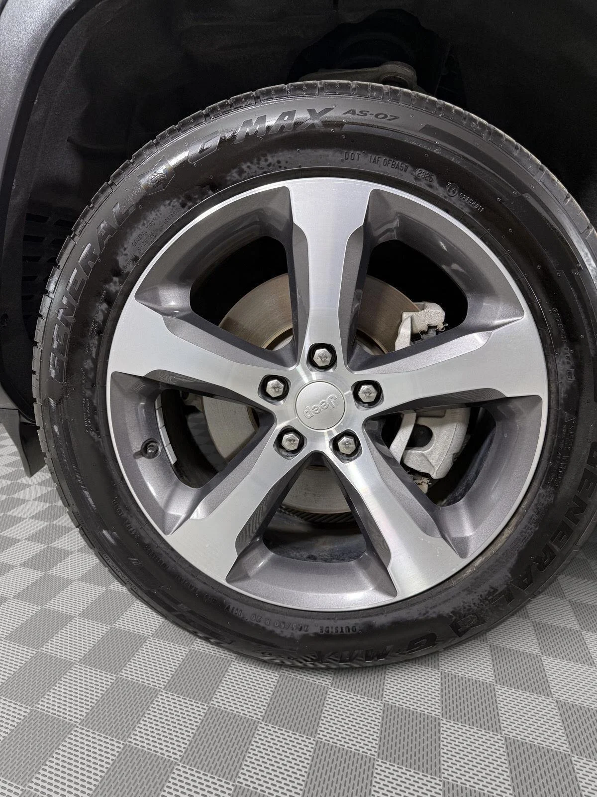 Used 2023 Diamond Black Crystal Pearlcoat Jeep Limited image 23