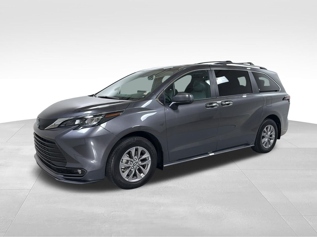 2025 Toyota Sienna XLE 7-Passenger Hybrid FWD's photo