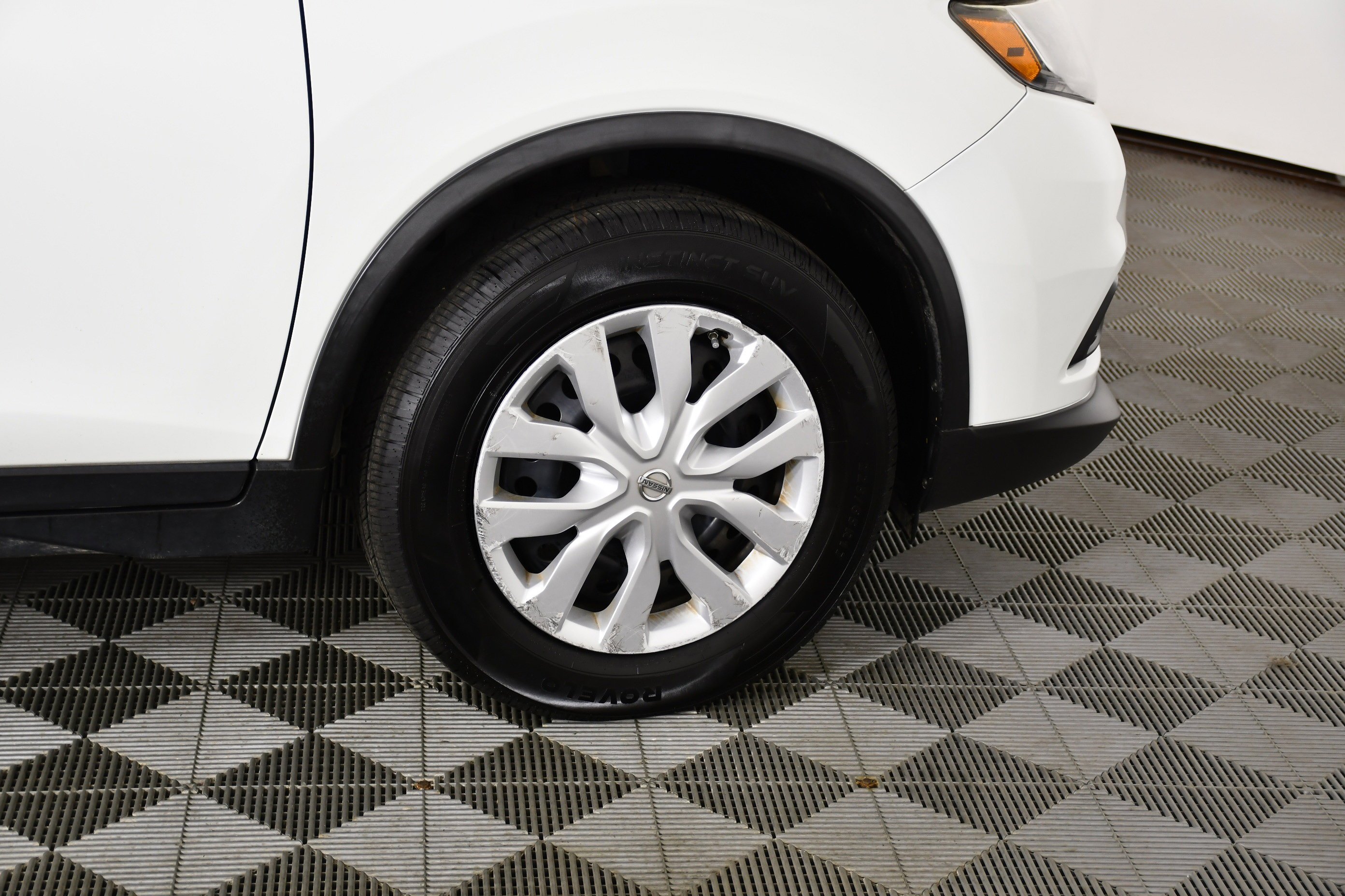 Used 2015 Glacier White Nissan S image 51