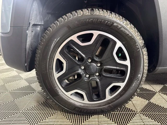 Used 2016 Gray Jeep Trailhawk image 10