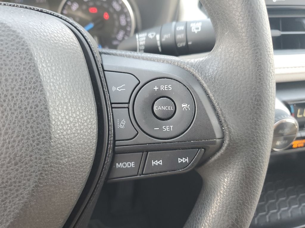 Used 2020 White Toyota XLE image 21