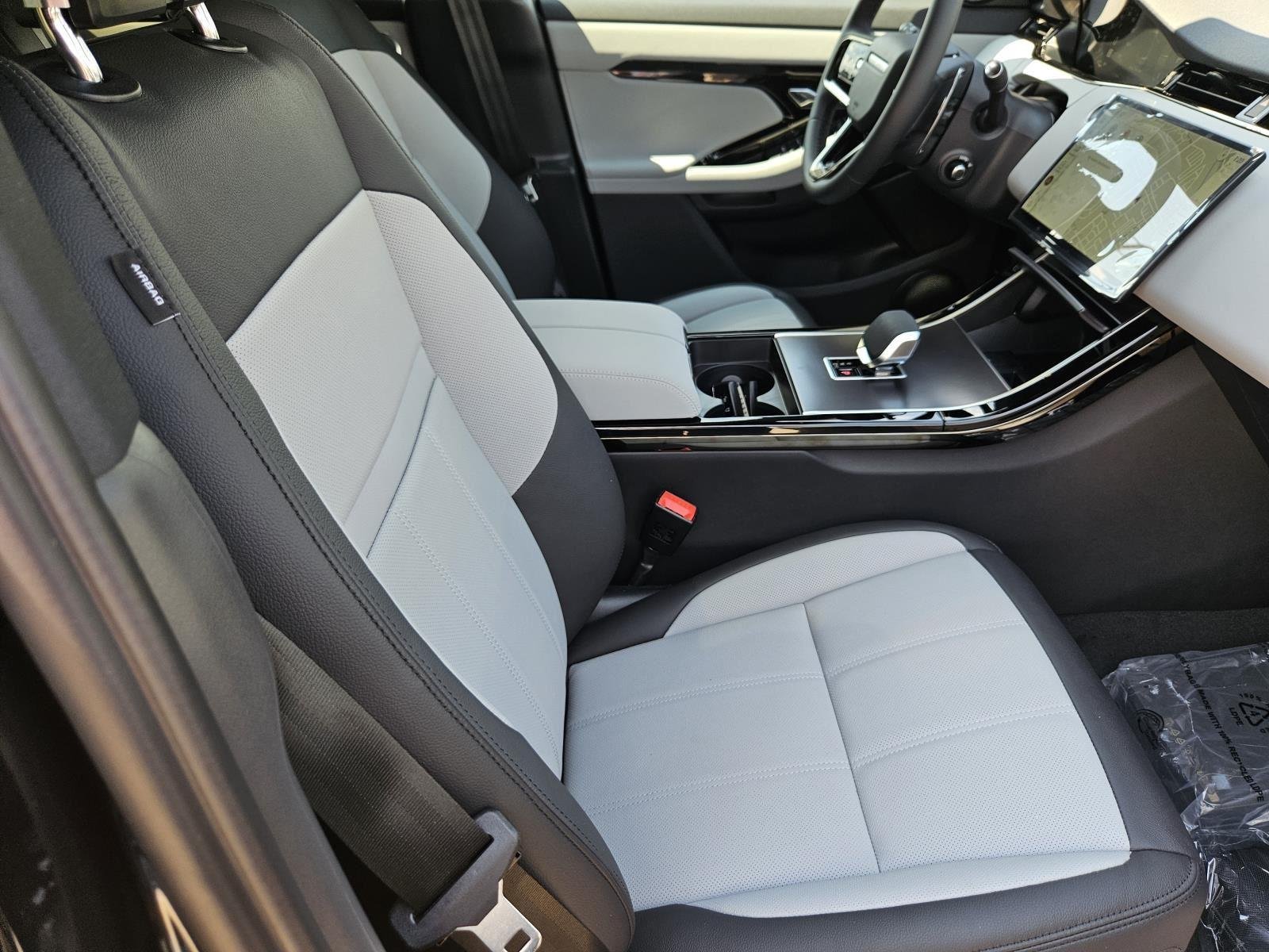 New 2026 Santorini Black Land Rover Dynamic SE image 35
