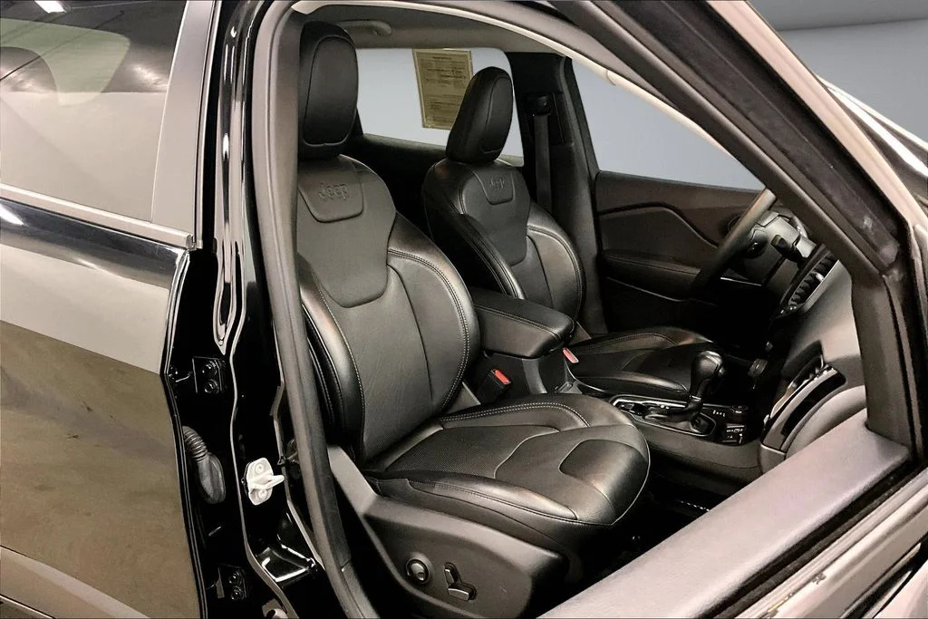 Used 2023 Black Jeep Altitude image 30