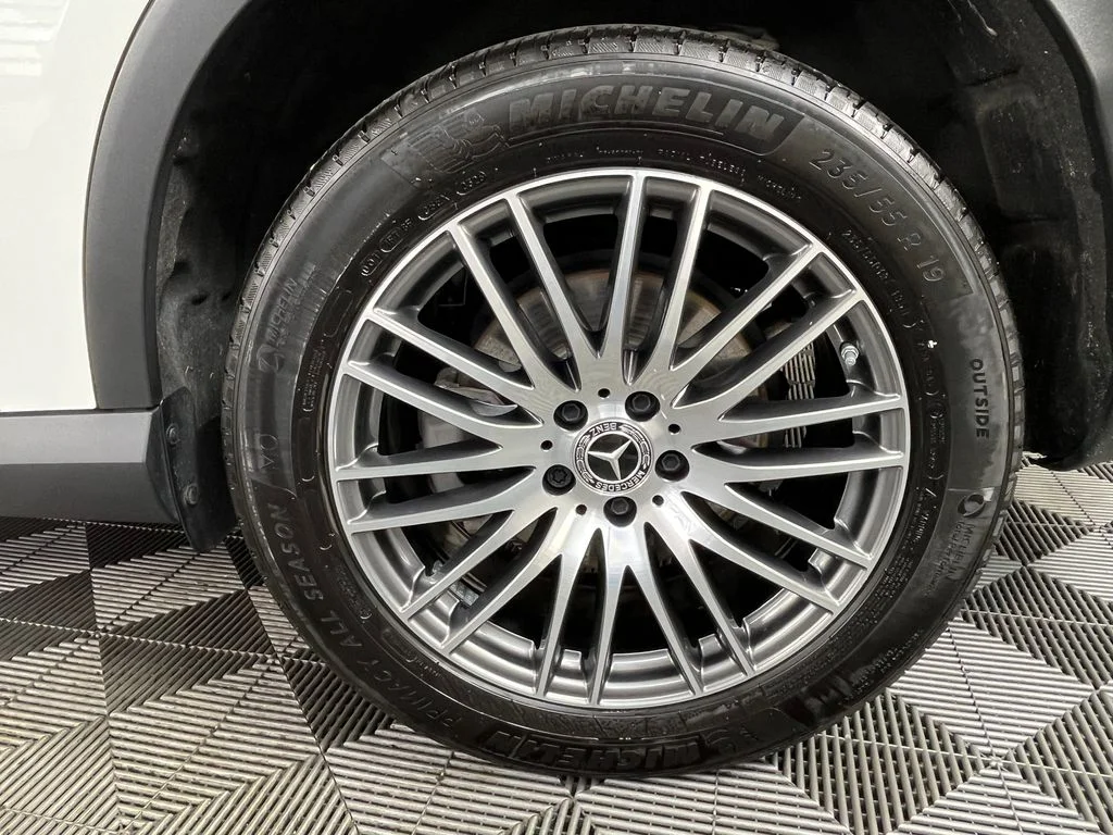 Used 2025  Mercedes-Benz GLC 300 image 15