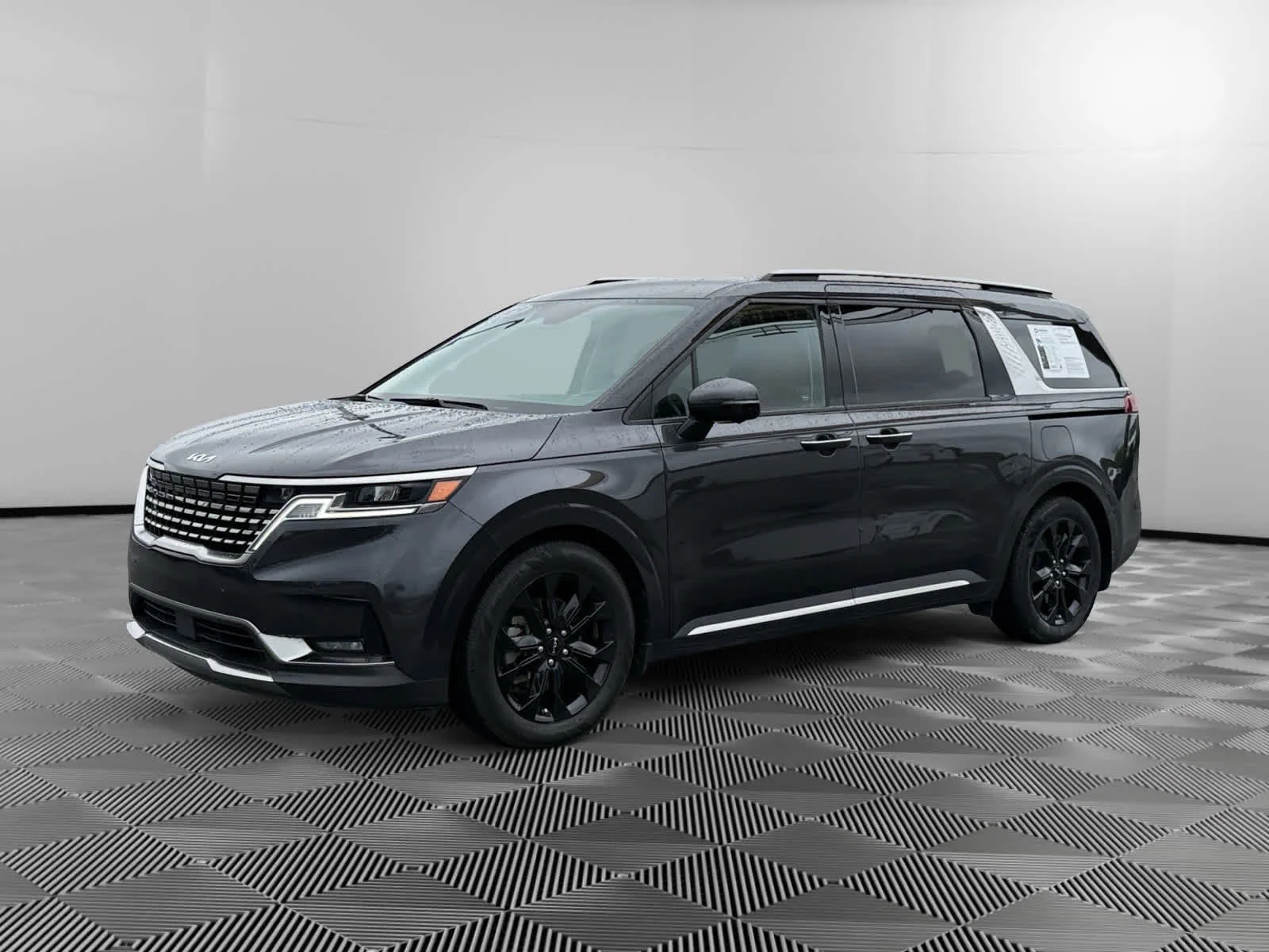 2023 Kia Sedona SX's photo