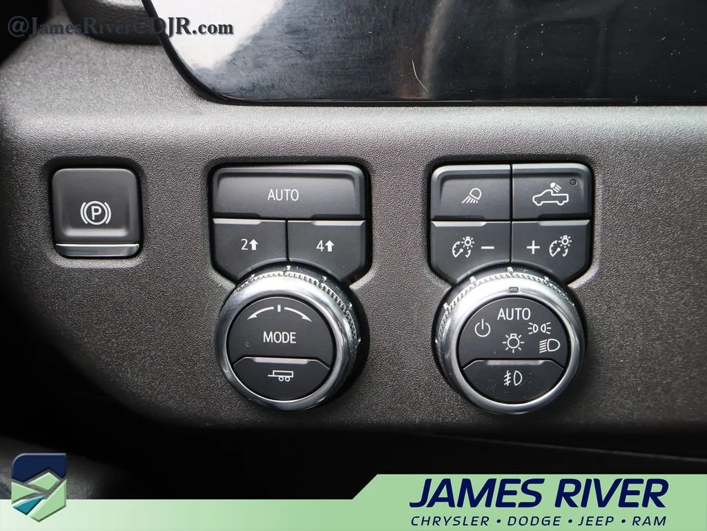 Used 2025 Silver GMC SLT image 30