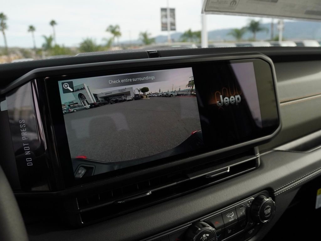 New 2026 Bright White Clear-Coat Exterior Paint Jeep Mojave image 13