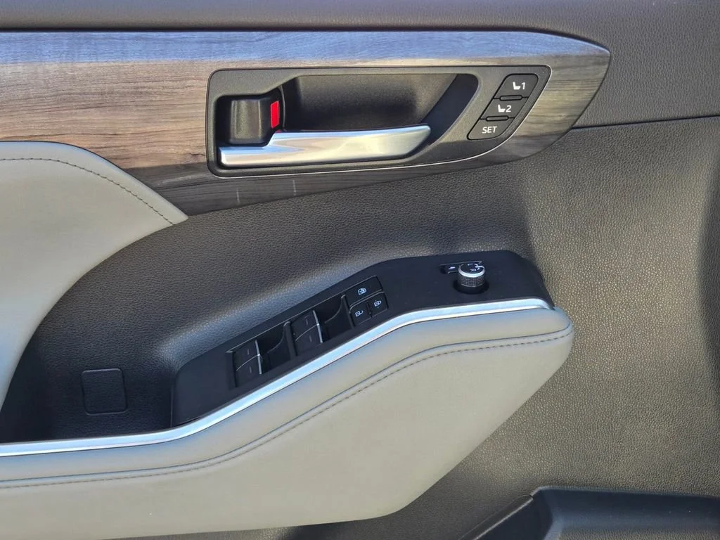 Used 2024 Wind Chill Pearl Toyota LE image 18