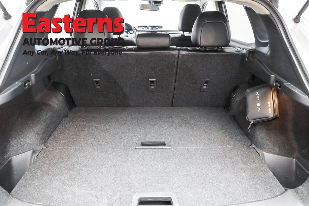 Used 2022 Silver Nissan SL image 9