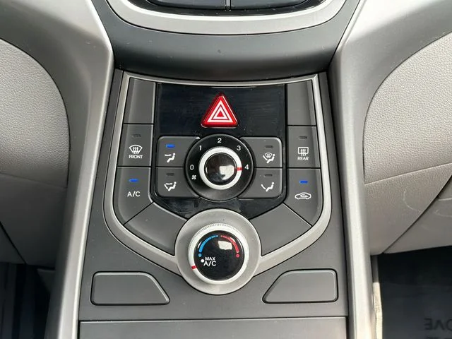 Used 2016 Silver Hyundai SE image 18