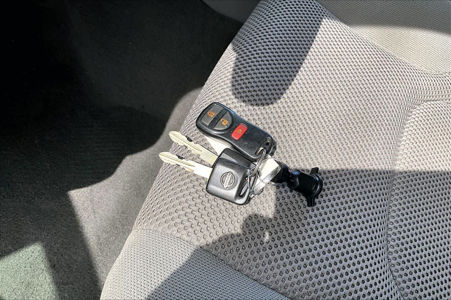 Used 2007 Storm Gray Nissan SE image 13