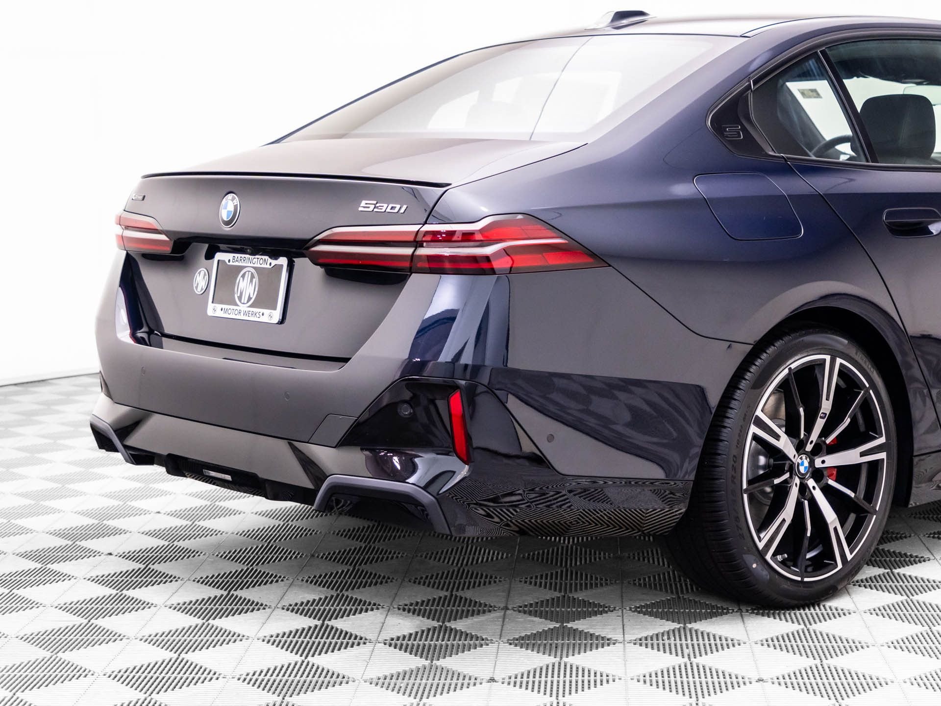 New 2027 Carbon Black Metallic BMW 530i xDrive image 33