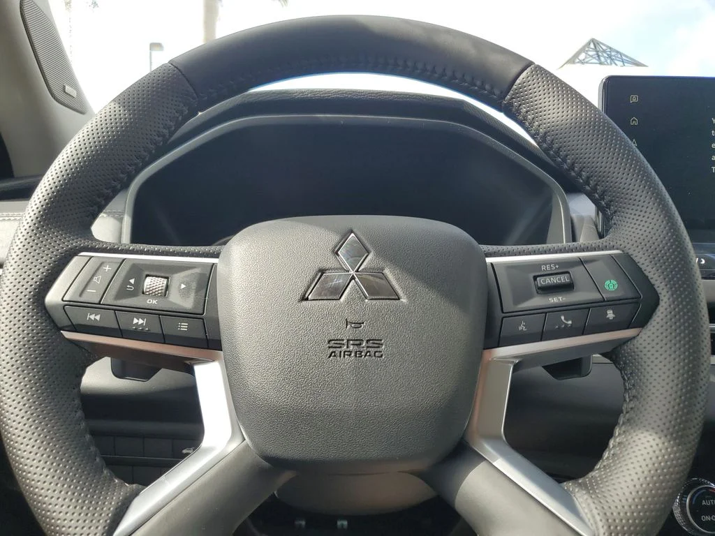 2025 Mitsubishi Outlander SE - Photo 23