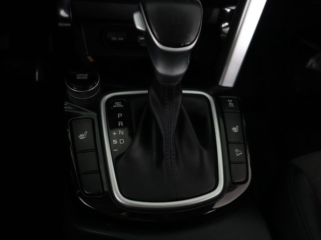 Used 2022 White Kia S image 45