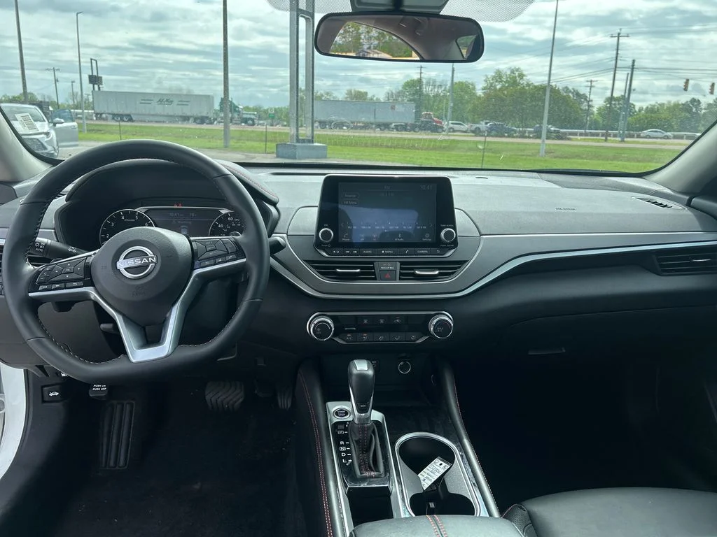 Used 2025 White Nissan 2.5 SR image 13