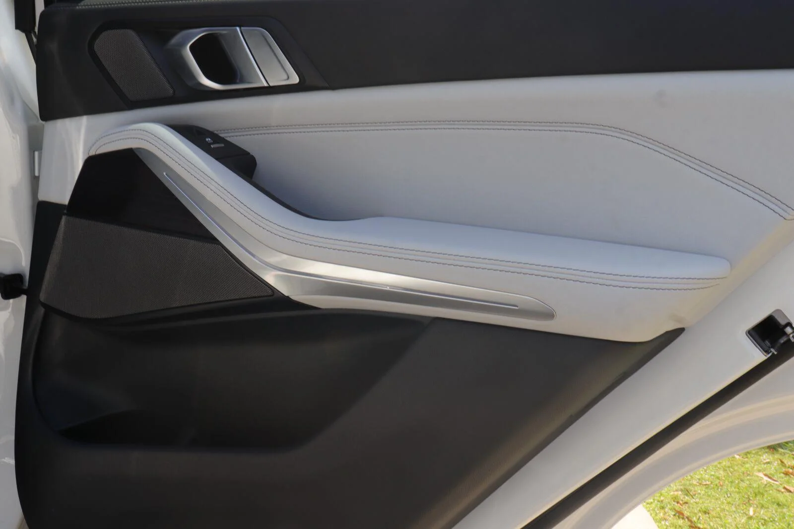 Used 2024 Alpine White BMW xDrive50e image 22