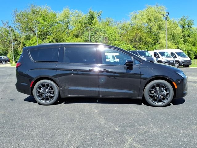 New 2027 Diamond Black Crystal Pearl-Coat Exterior Paint Chrysler Limited image 8