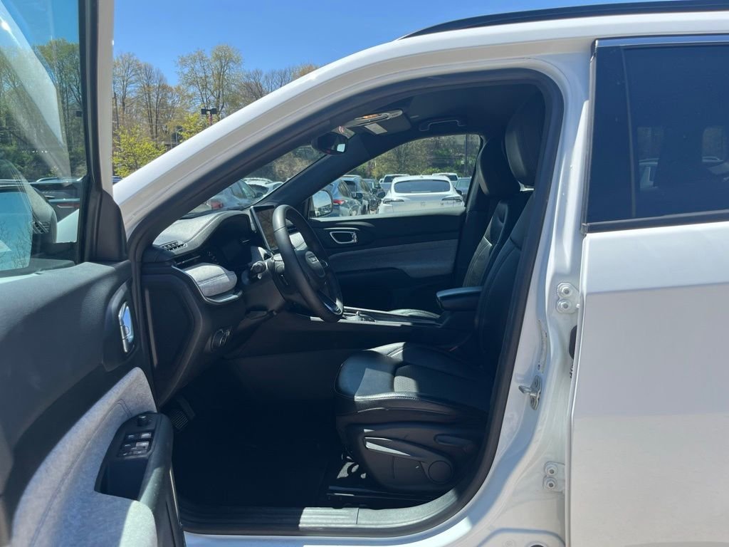 Used 2024 Bright White Clearcoat Jeep Latitude image 19