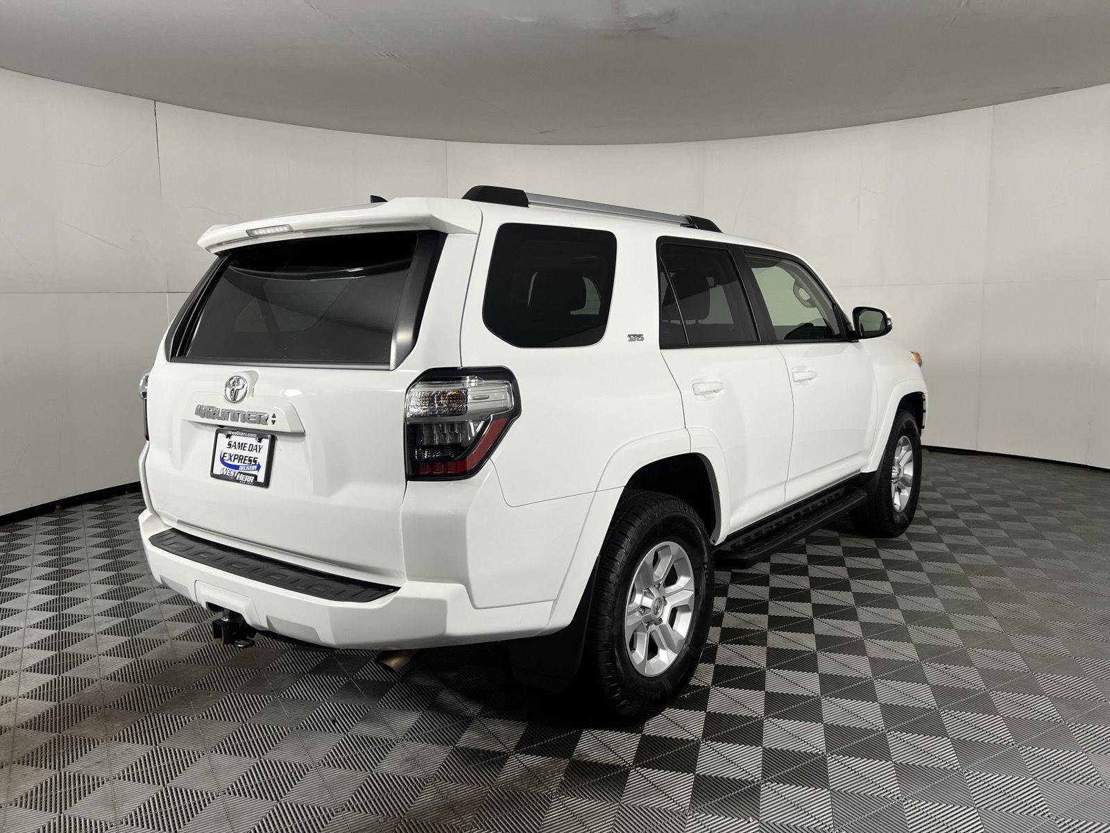Used 2022 White Toyota SR5 Premium image 9