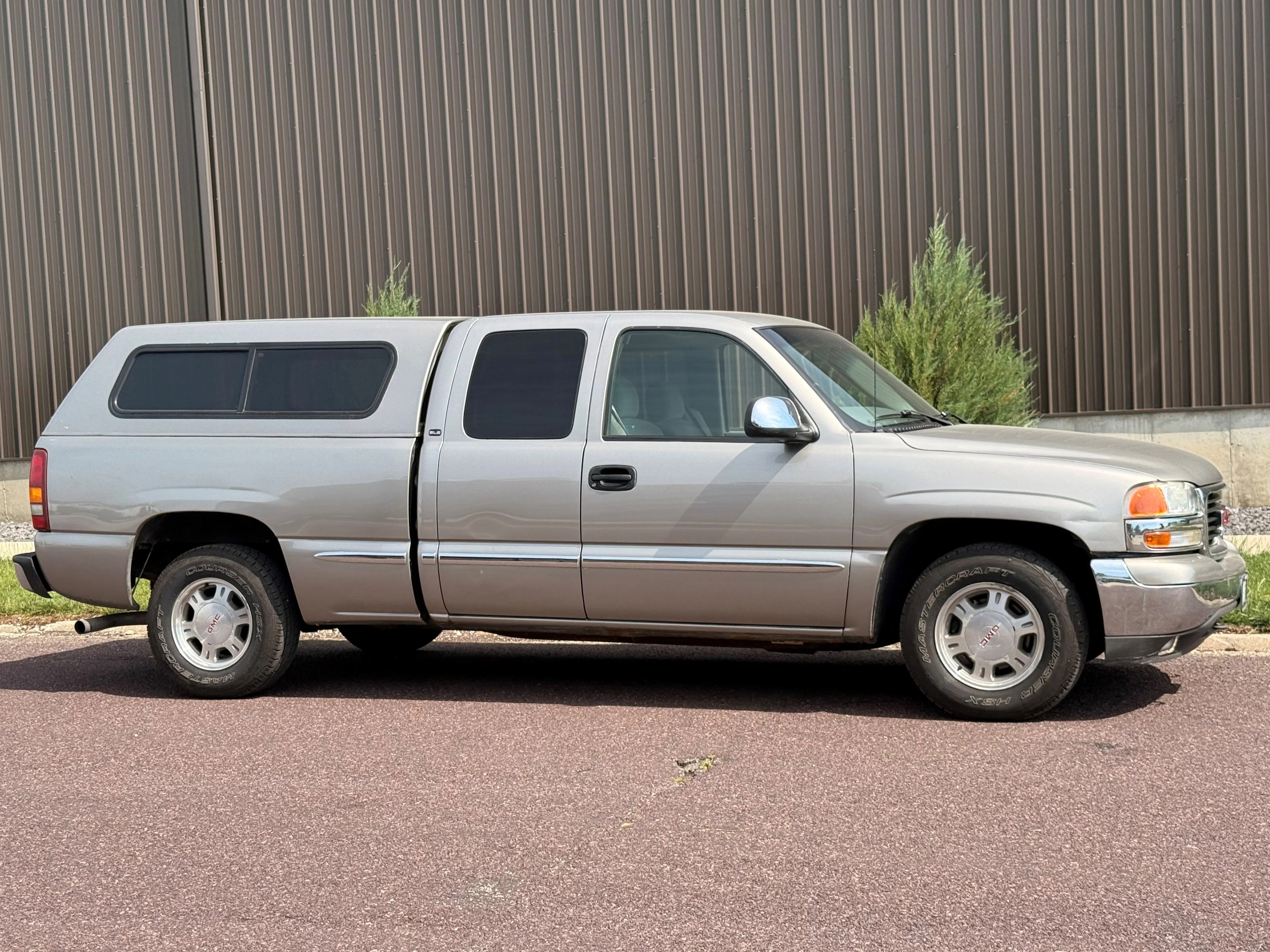 Used 2000 Pewter Metallic GMC SLE image 3