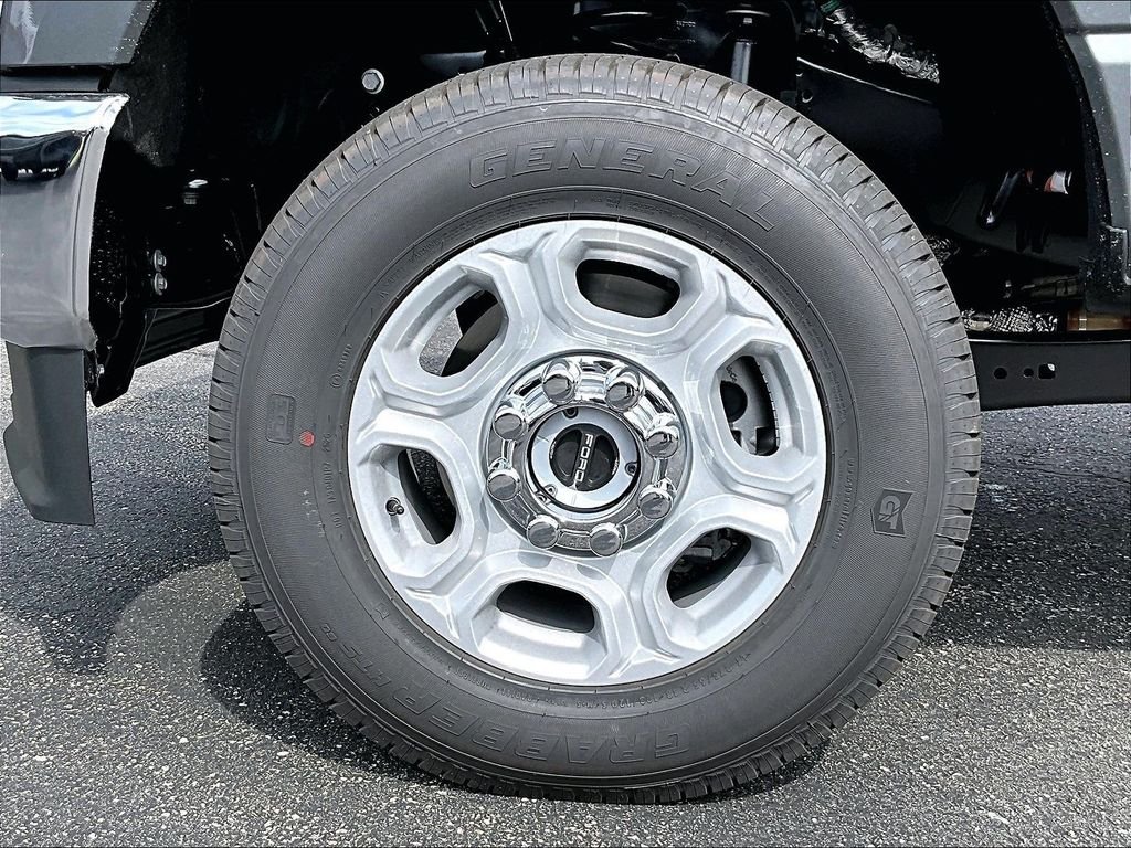New 2026 Carbonized Gray Metallic Ford XLT image 12