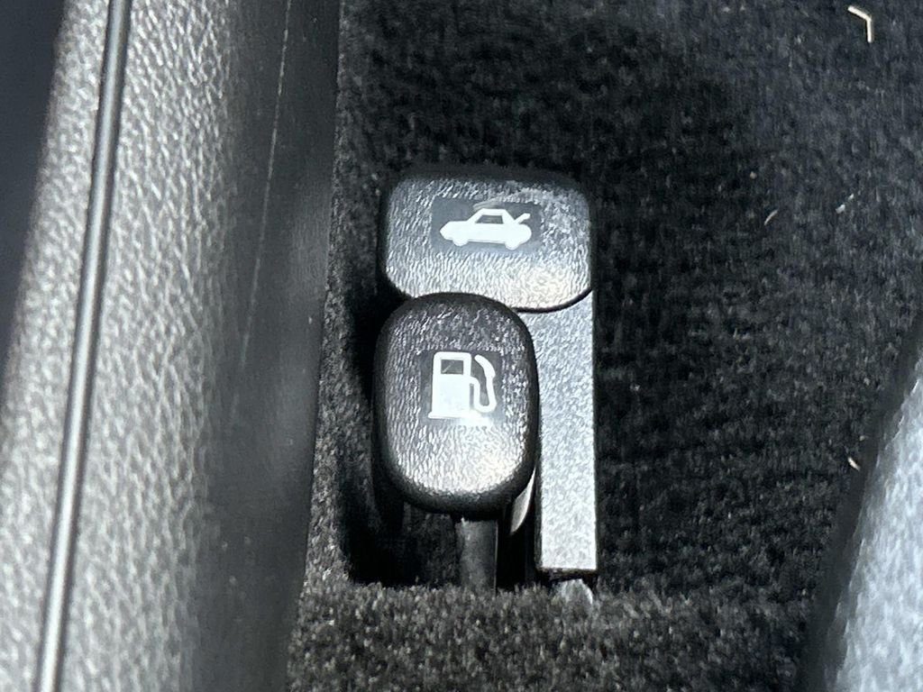 Used 2021 White Kia LXS image 26