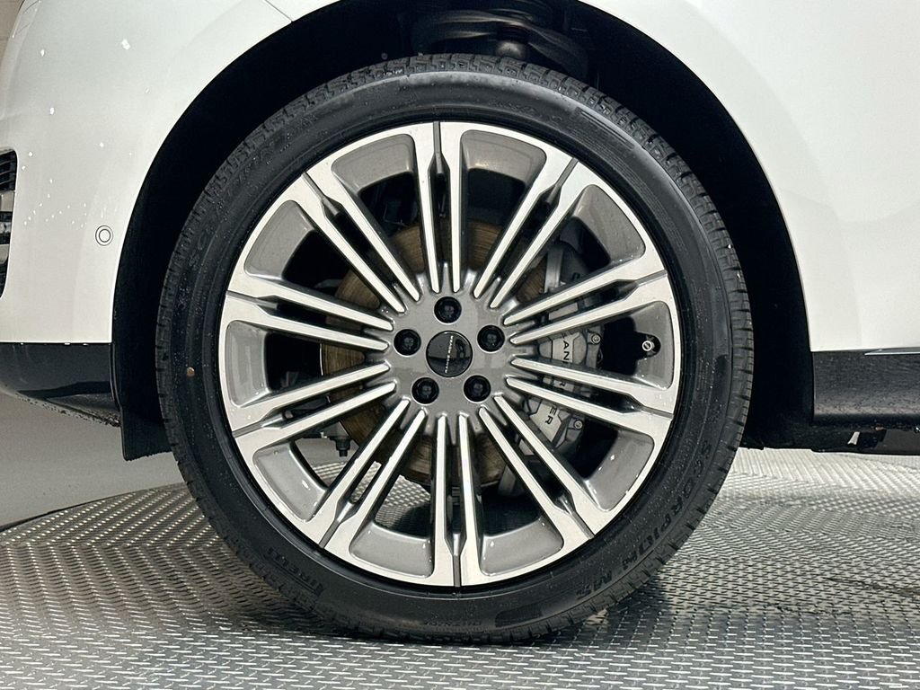 New 2026 Fuji White Land Rover SE image 5