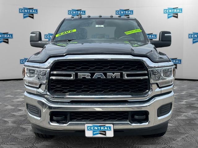 New 2024 Diamond Black Crystal Pearl-Coat Exterior Paint RAM Tradesman image 7