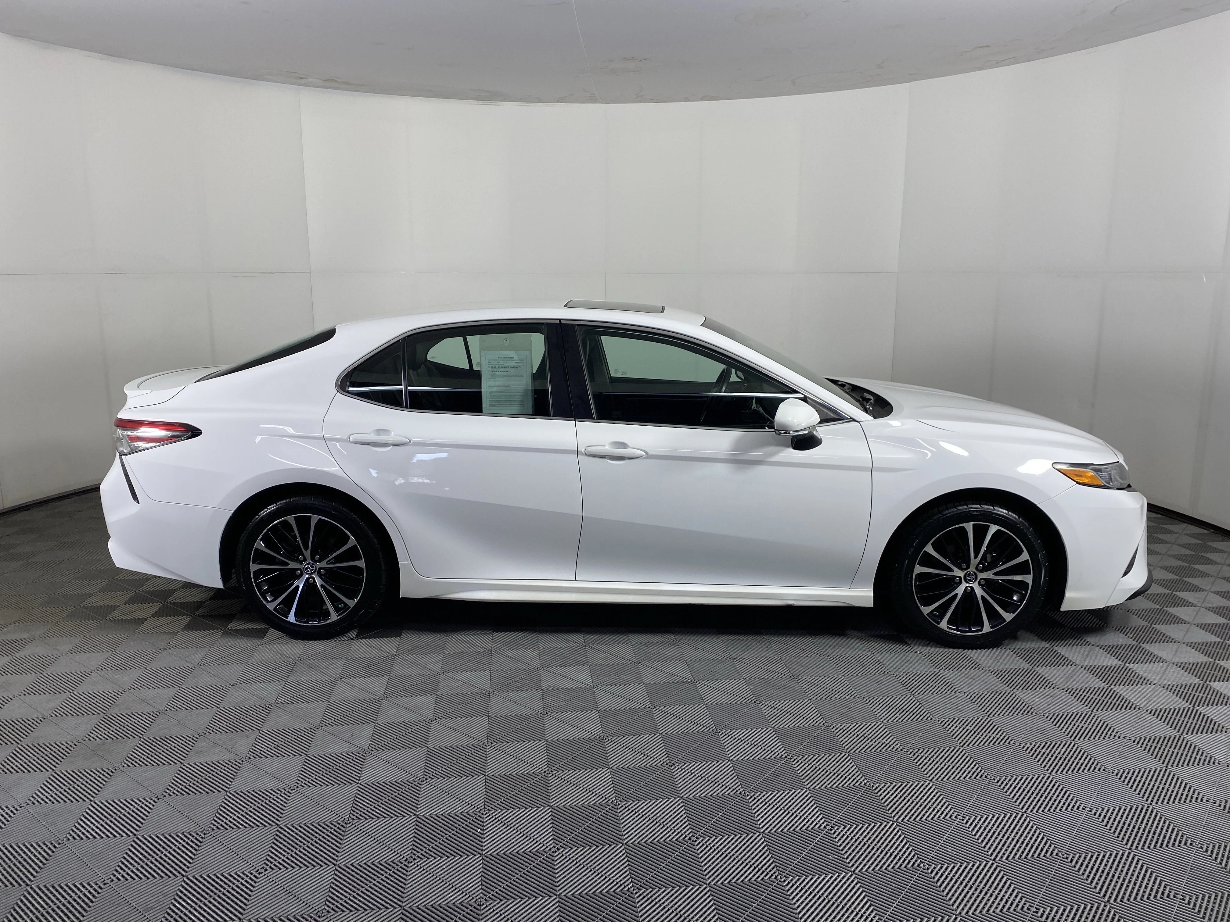 Used 2018 Super White Toyota SE image 5