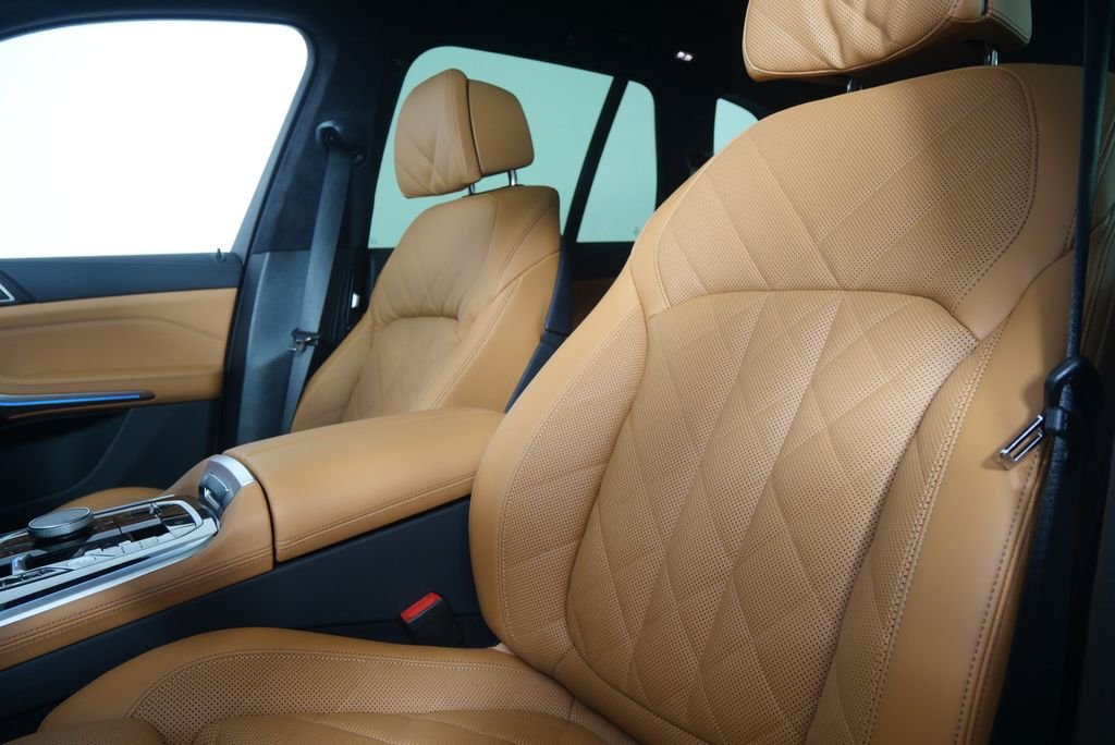 New 2026 Mineral White Metallic BMW xDrive50e image 10