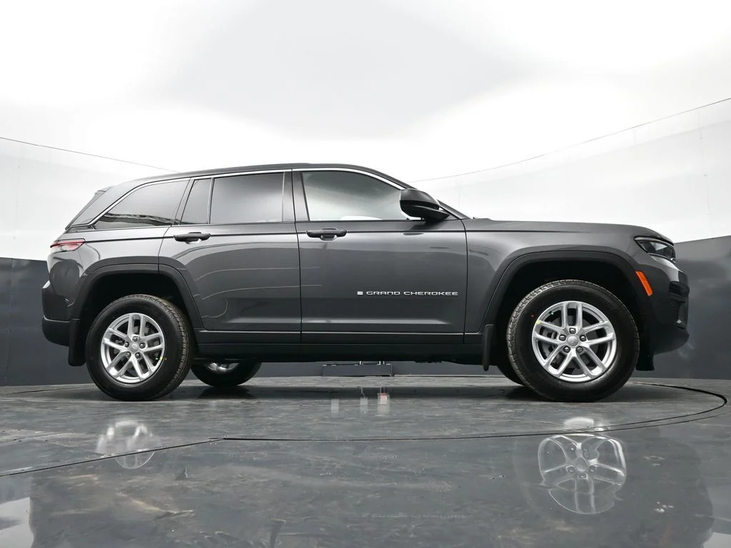 New 2026 Baltic Gray Metallic Clear-Coat Exterior Paint Jeep Laredo X image 41