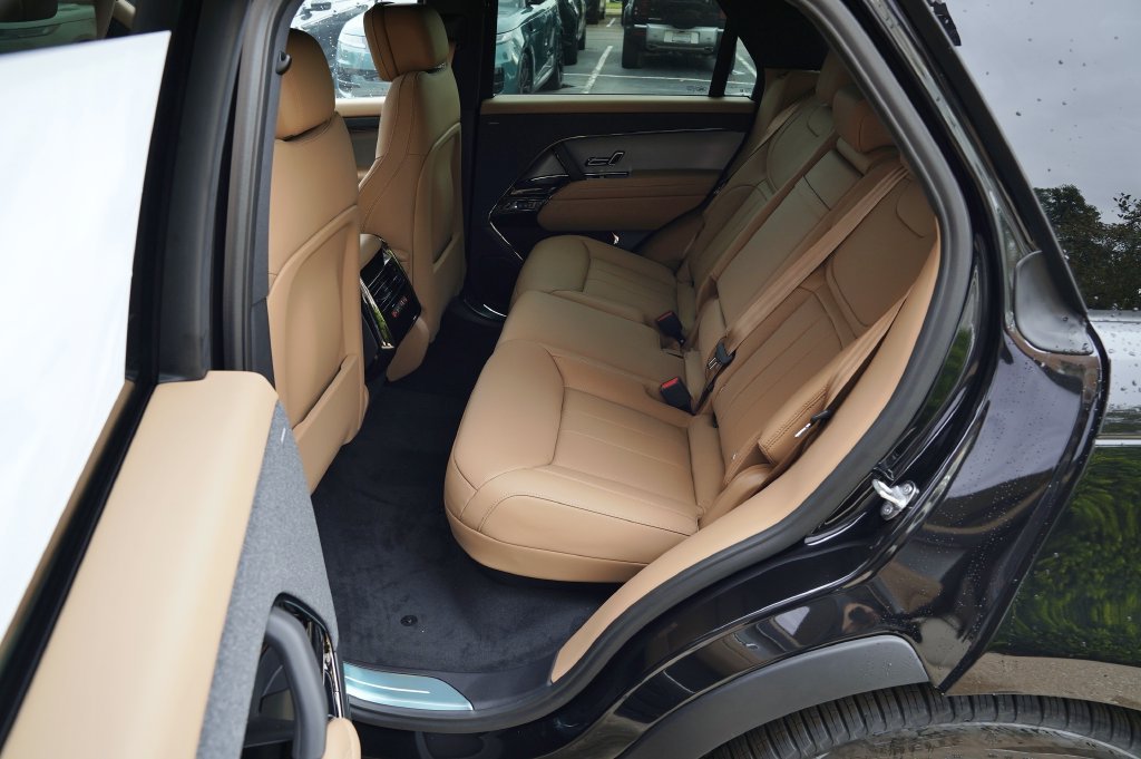 New 2027 Santorini Black Land Rover SE image 29